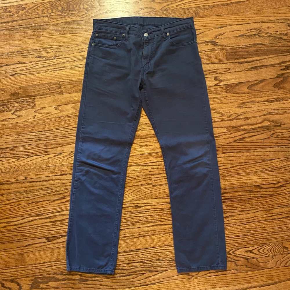 Levi Chinos